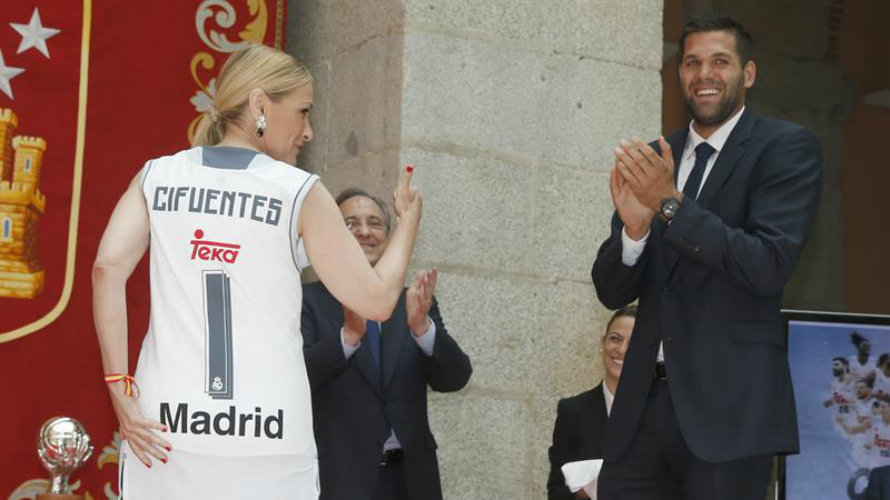 Cristina Cifuentes con la camiseta del Real Madrid. Efe.