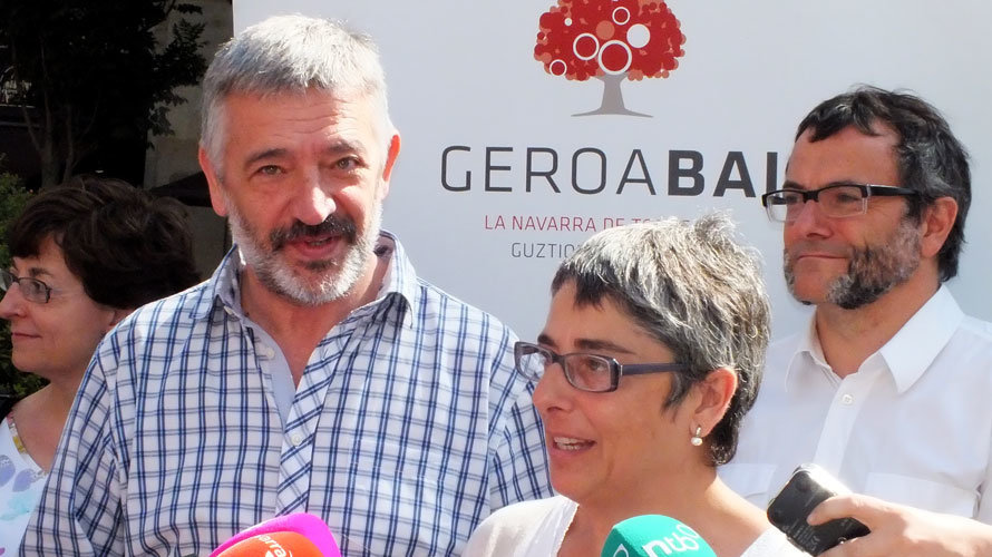 Koldo Martínez y Anika Luján de Geroa Bai en la rueda de prensa celebrada en la Plaza del Vínculo. S. REDíN