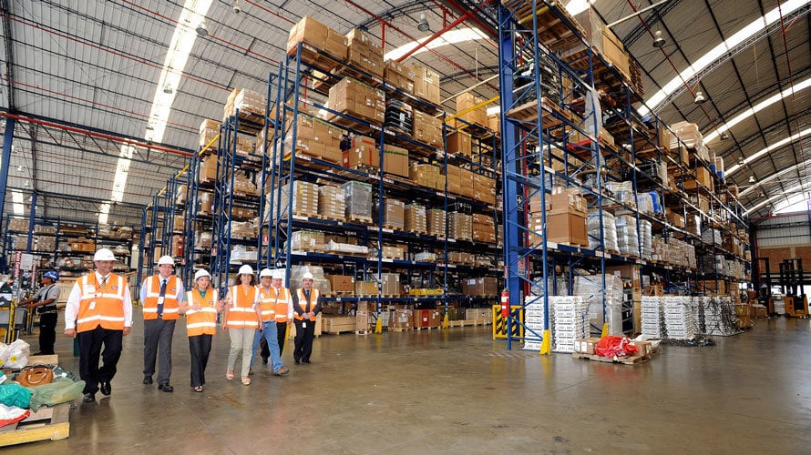 Imagen del almacén de una empresa durante una visita a la planta.