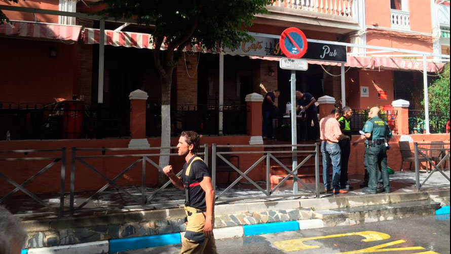 Imagen del pub incendiado en Lanjarón, en Granada.