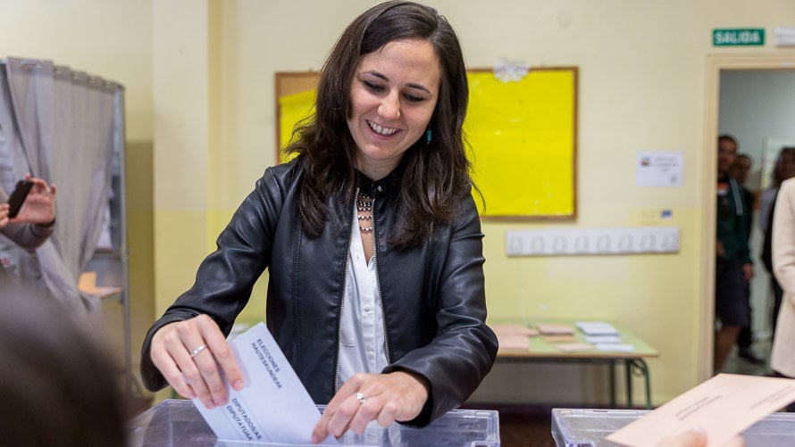 Ione Belarra, candidata de Unidos Podemos al Congreso, vota en el colegio José María de Huarte de Pamplona (5). IÑIGO ALZUGARAY