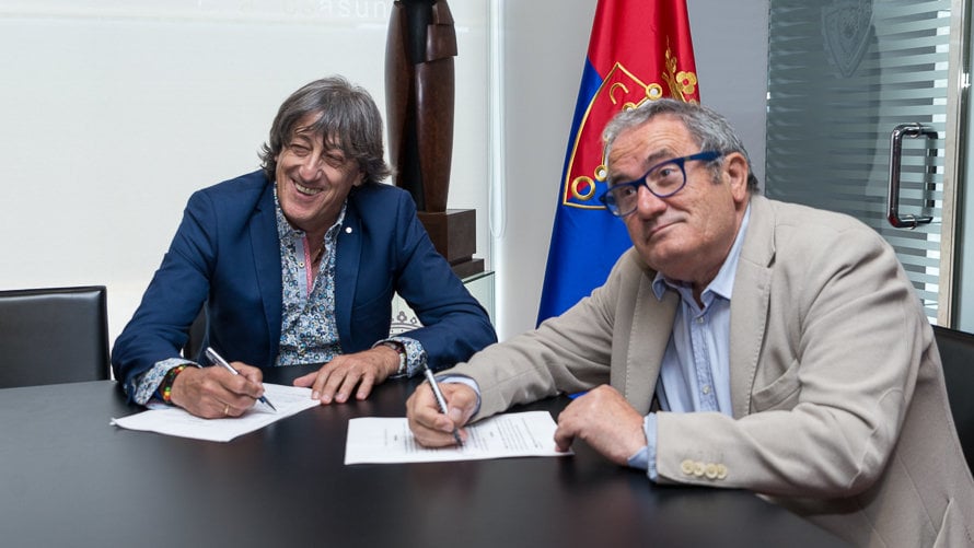 Enrique Martín firma su contrato de renovación como entrenador de Osasuna en presencia del presidente del club, Luis Sabalza (5). IÑIGO ALZUGARAY