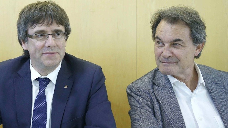 l presidente de CDC, Artur Mas, junto al president de la Generalitat, Carles Puigemont  durante la reunión para valorar los resultados de las elecciones generales. EFE