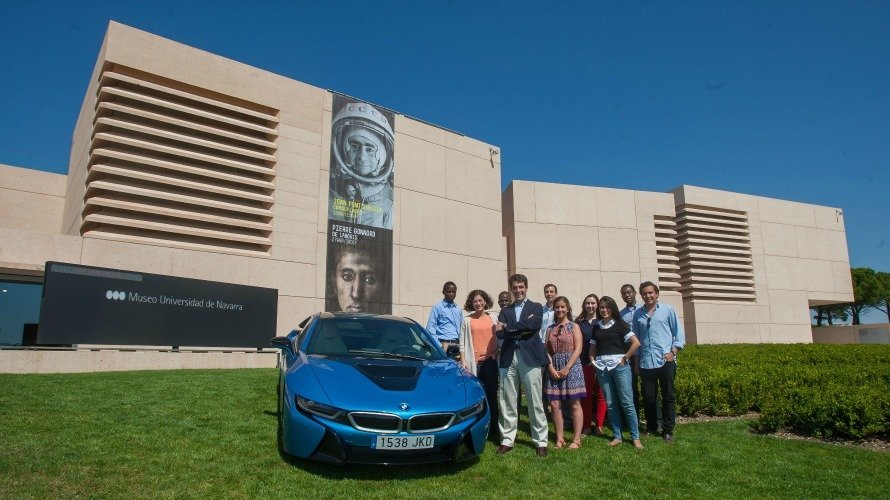 Javier Casanova con algunos de los 40 estudiantes del Diploma junto al BMW i8 ©Manuel Castells