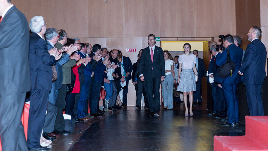 El Rey Felipe VI y Doña Letizia inauguran el IV Congreso Internacional de Arquitectura que se celebra en Baluarte acompañados por la presidenta de Navarra, Uxue Barkos y otra (1)