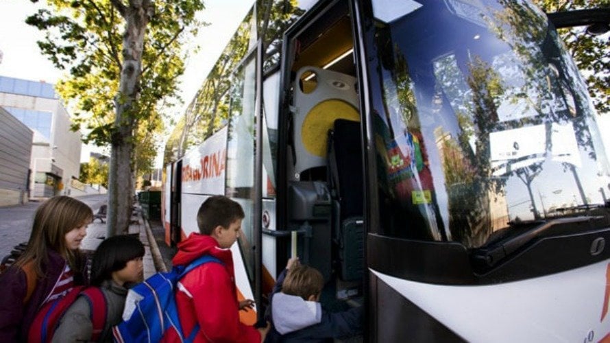 Unos niños suben a un autobús escolar. AUTOBUSES MARTÍNEZ