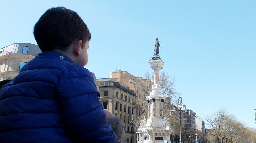 Niño en el Paseo Sarasate de Pamplona frente a  la Estatua de los Fueros. S. REDíN