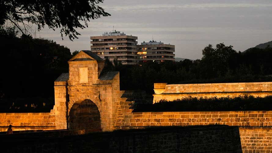 Las murallas de la Ciudadela iluminadas en el centro de Pamplona.
