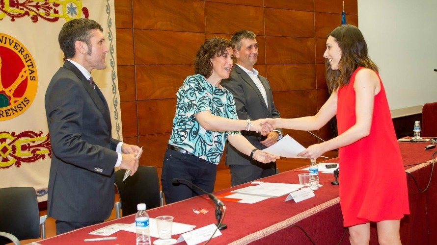 La vicerrectora de Estudiantes, Empleo y Emprendimiento, Cristina Bayona Sáez, felicita a una de las graduadas. UNAV
