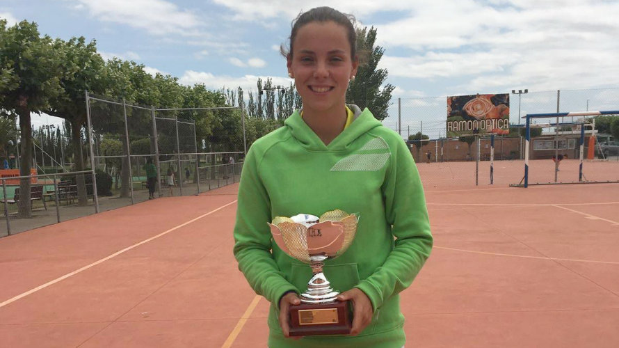 Marta Sexmilo sonríe con el trofeo en sus manos.