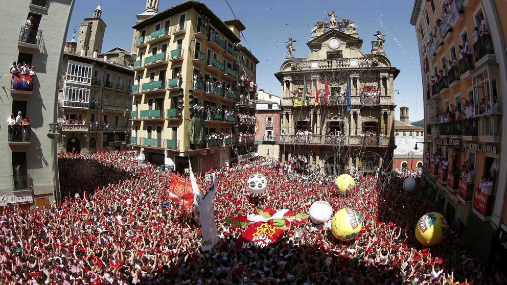 Miles de personas festejan con sus pañuelos alzados el inicio de las fiestas de San Fermín 2016 tras el lanzamiento del tradicional chupinazo&#34; desde el balcón del Ayuntamiento de Pamplona. EFE/Jesús Diges