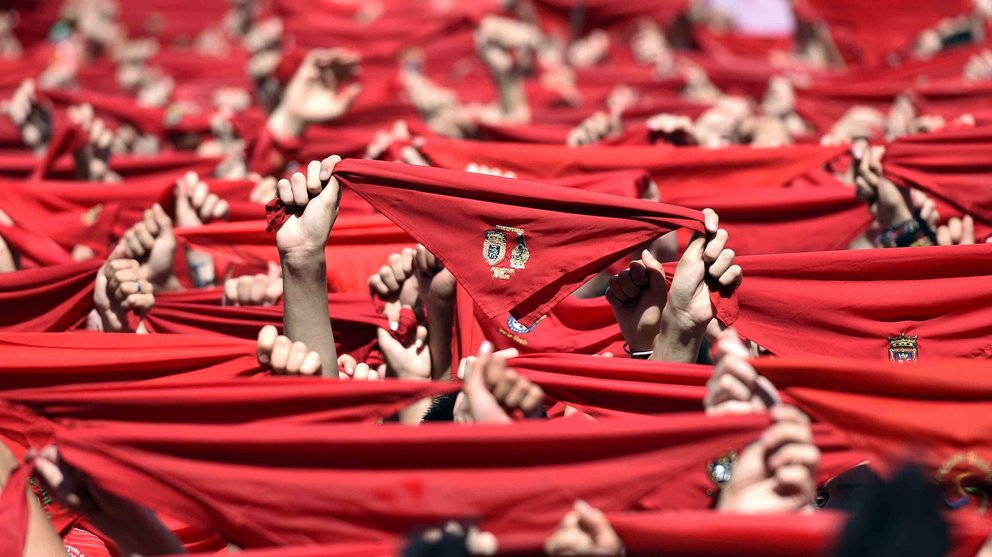 Miles de personas celebran con sus pañuelos alzados en la Plaza del Castillo, el inicio de las Fiestas de San Fermín 2016 tras el lanzamiento del tradicional chupinazo desde el balcón del Ayuntamiento de Pamplona. EFE/Daniel Fernández