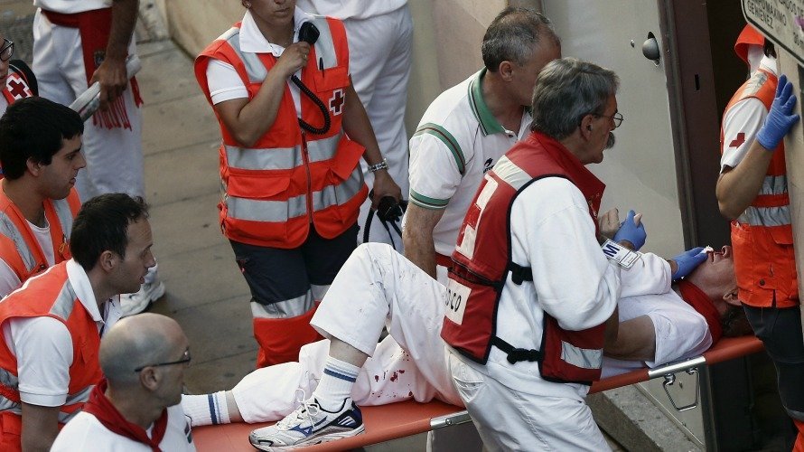 Cruz Roja atiende a los primeros heridos del encierro. EFEJesús Diges