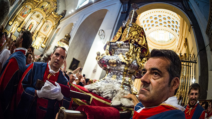 Miles de personas acompañan a San Fermín durante la procesión del santo de 2016. DANI FERNÁNDEZ (5)