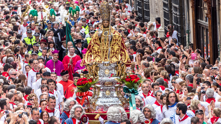 Miles de personas acompañan a San Fermín durante la procesión de 2016. IÑIGO ALZUGARAY
