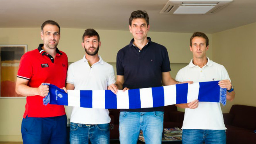 Javier López Vallejo, a la izquierda, junto a Pellegrino (azul) y su cuerpo técnico. Foto web Deportivo Alavés.