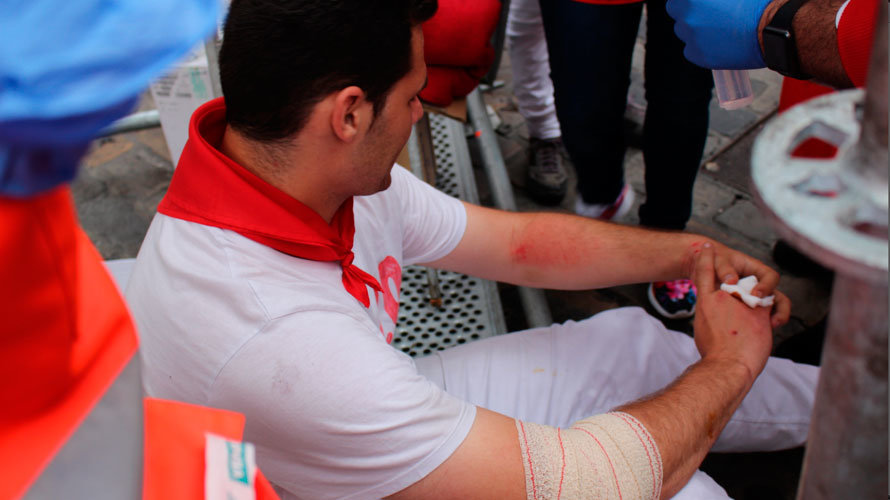 Uno de los heridos en el encierro de Victoriano del Rio en la zona del ayuntamiento.S.REDíN