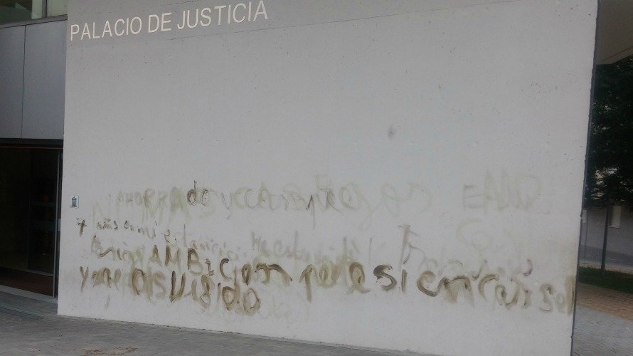 Pintadas en la fachada del Juzgado de Tudela. POLICÍA FORAL