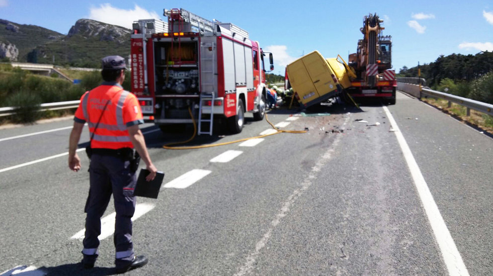 Imagen de la colisión entre un camión y un vehículo en Campanas.
