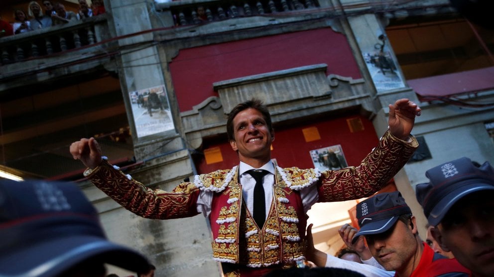 Spanish bullfighter Julian Lopez "El Juli" leaves the bullring on the shoulders of supporters after his good performance with the bulls at the end of a bullfight during the San Fermin Festival in Pamplona, northern Spain, July 12, 2016. REUTERS/Susana VeraCODE: X01622
