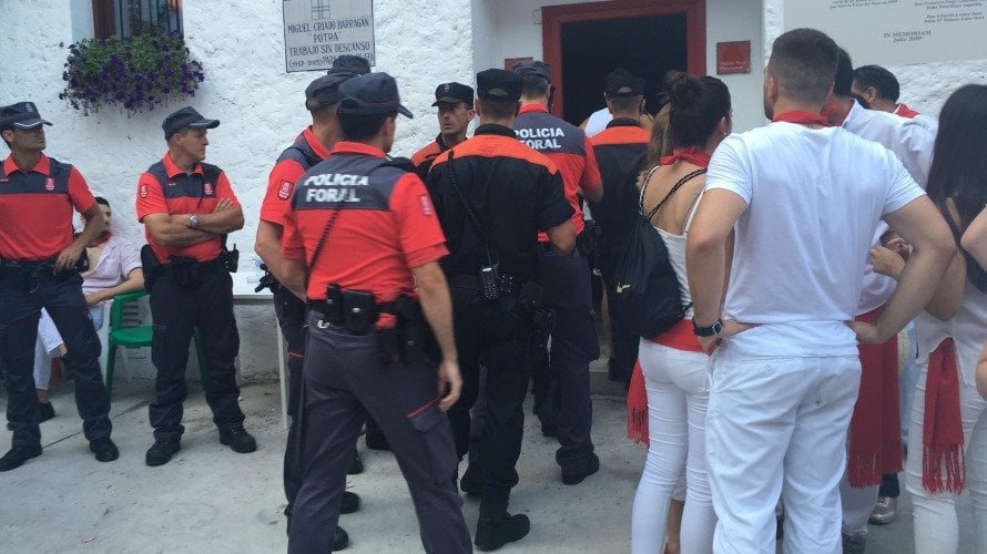 Policía Foral arresta a un hombre por disturbios en la plaza de toros en San Fermín. NR