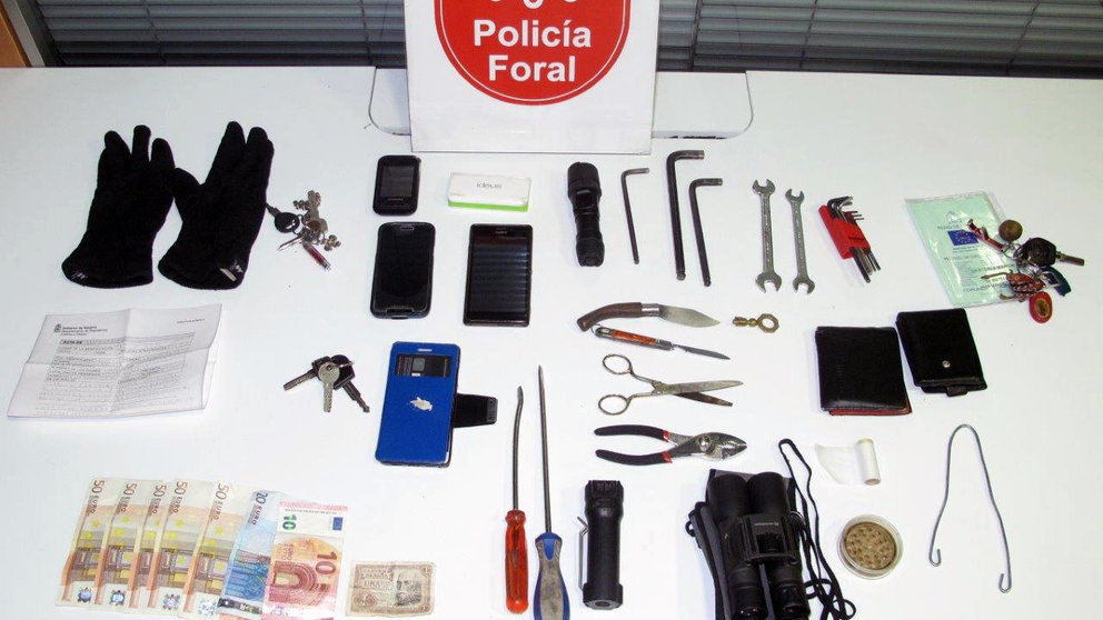 Herramientas, prismáticos, guantes, dinero, teléfonos, llaves y guantes intervenidos en el vehículo.