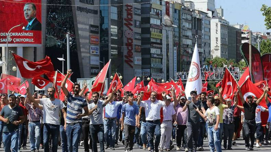 Miles de personas salen a la calle en Turquía tras el fallido golpe militar. AGENCIAS_