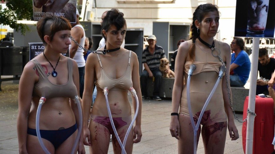 Tres mujeres protestan en Barcelona contra el hecho de ordeñar vacas. PEDRO J. SANTOÑO