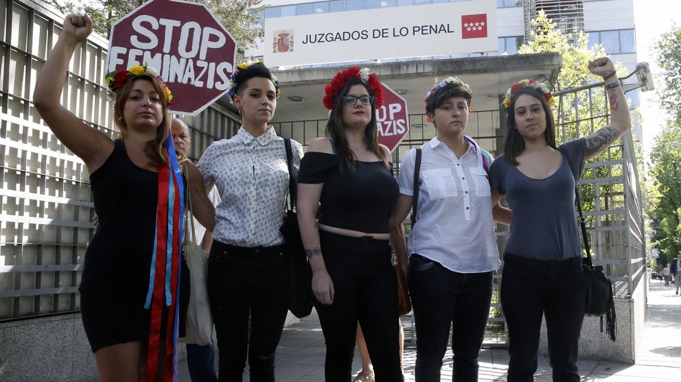 GRA150. MADRID, 19/07/2016.- Cinco activistas de Femen, a su llegada al Juzgado de lo Penal número 19 de Madrid, donde se celebra hoy la vista oral contra ellas por irrumpir semidesnudas en una marcha antiabortista el 17 de noviembre de 2013, en el que será el primer juicio contra las integrantes de esta organización en España. EFE/Kiko Huesca