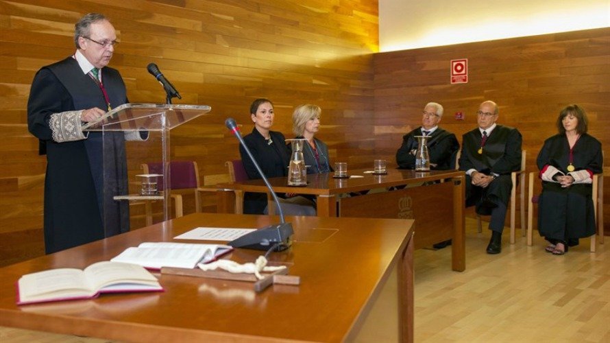 Imagen de la toma de posesión de  Alfredo Irujo como presidente del Consejo de Navarra. EP