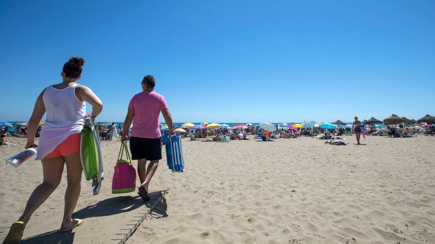 Una pareja llega a la playa de la Malvarrosa de Valencia dispuesta a disfrutar del sol y el mar. EFEManuel Bruque