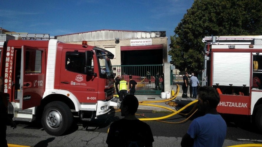 Los bomberos han acudido a sofocar el incendio que se ha desatado en la empresa Antonio Oneca de Orkoien.