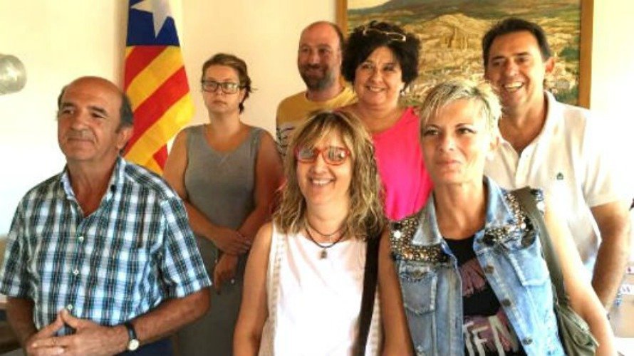 La alcaldesa de Castelló de Farfanya (Lleida) junto a los concejales. OK DIARIO