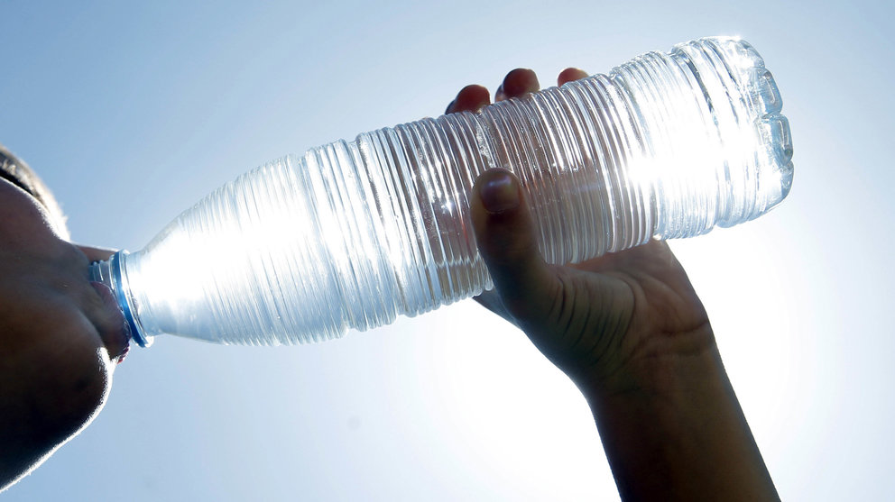 En la imagen, una persona bebe agua para refrescarse y combatir el calor. EFE/J.J. Guillén