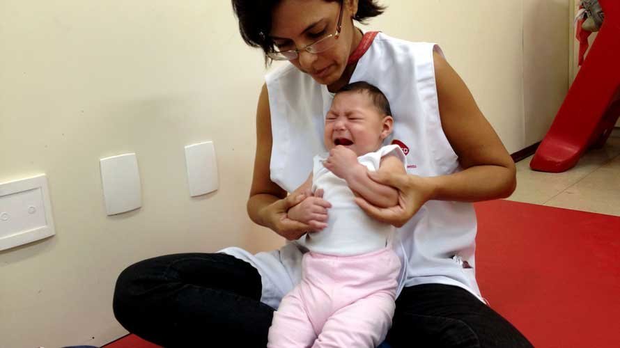 Bebé con microcefália en un taller de ejercicios.