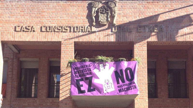 Fachada del Ayuntamiento de Barañain con un cartel en contra de las agresiones sexistas EUROPA PRESS