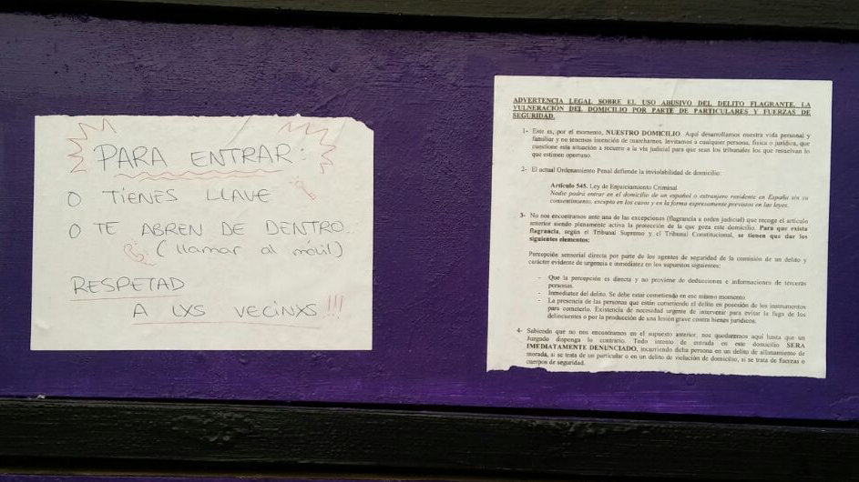 Cartel colocado por los okupas en la puerta del edificio que han asaltado en la calle Compañía de Pamplona.