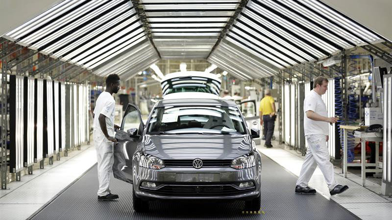 Varios modelos Polo salen de la planta de Volkswagen Navarra en Landaben. EFE/Villar Lopez