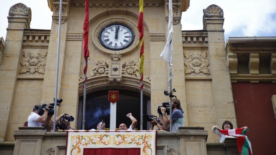 A mano izquierda, el mástil vacío que se ha colocado en el Ayuntamiento de Estella en honor a la ikurriña. ÍÑIGO ALZUGARAY