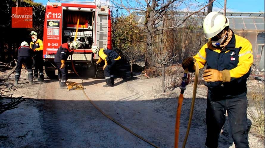 Los bomberos trabajan para sofocar el fuego en el incendio de un vivero en Ororbia. S