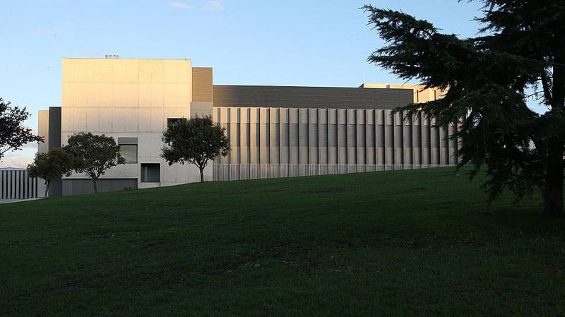 Edificio amigos donde se encuentra el Instituto de Idiomas de la UNAV.