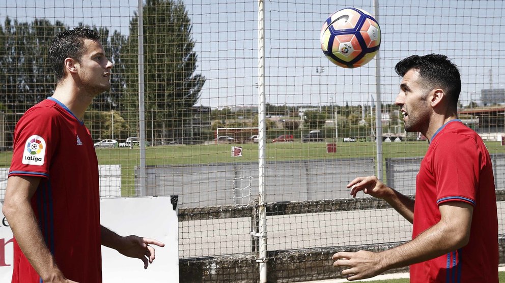 Los futbolistas Oriol Riera y Juan Fuentes han sido presentados en las instalaciones de Tajonar como nuevos jugadores rojillos. EFE/Jesús Diges