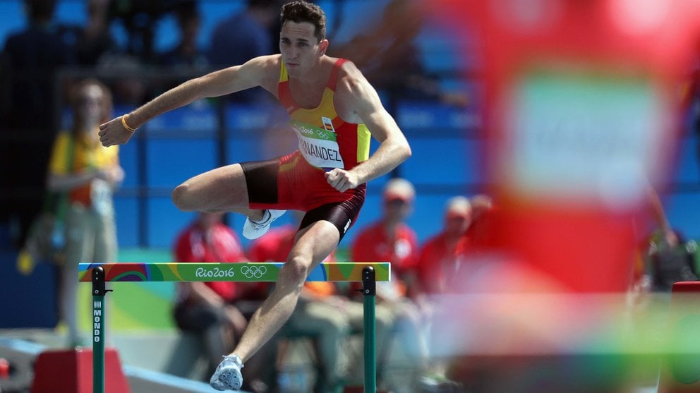 El español Sergio Fernández compite en los 400m vallas, de atletismo, hoy, 15 de agosto de 2016, durante los Juegos Olímpicos Río 2016 en Río de Janeiro. EFE/Marcelo SAyão 