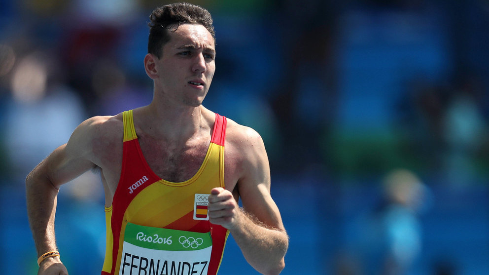 El español Sergio Fernández compite en los 400m vallas, de atletismo, hoy, 15 de agosto de 2016, durante los Juegos Olímpicos Río 2016 en Río de Janeiro. EFE/Marcelo SAyão 