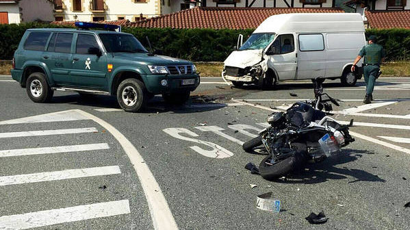 Imagen del accidente en Lacunza en el que ha muerto un motorista Guardia Civil