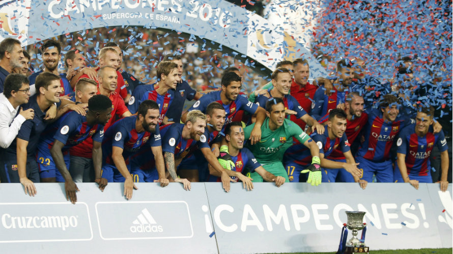 Los jugadores del FC Barcelona posan con el trofeo tras vencer por 3-0 al Sevilla FC en el partido de vuelta de la Supercopa de España que FC Barcelona y Sevilla FC jugaron esta noche en el estadio del Camp Nou, en Barcelona. EFE/Andreu Dalmau.
