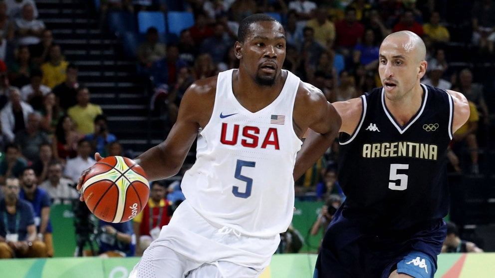 El jugador de la selección de baloncesto de Estados Unidos Kevin Durant y el jugador de la selección de Argentina Ginobili disputan el balón en los Juegos Olímpicos Río 2016. EFE/ELVIRA URQUIJO