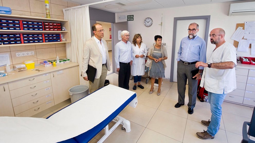 El consejero de Salud del Gobierno de Navarra, Fernando Domínguez, visita el consitorio de Alsasua dotado con un nuevo ecógrafo