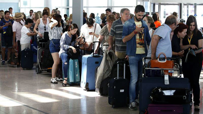 Colas en los aeropuertos, un clasico de las reclamaciones de consumidores (Efe).