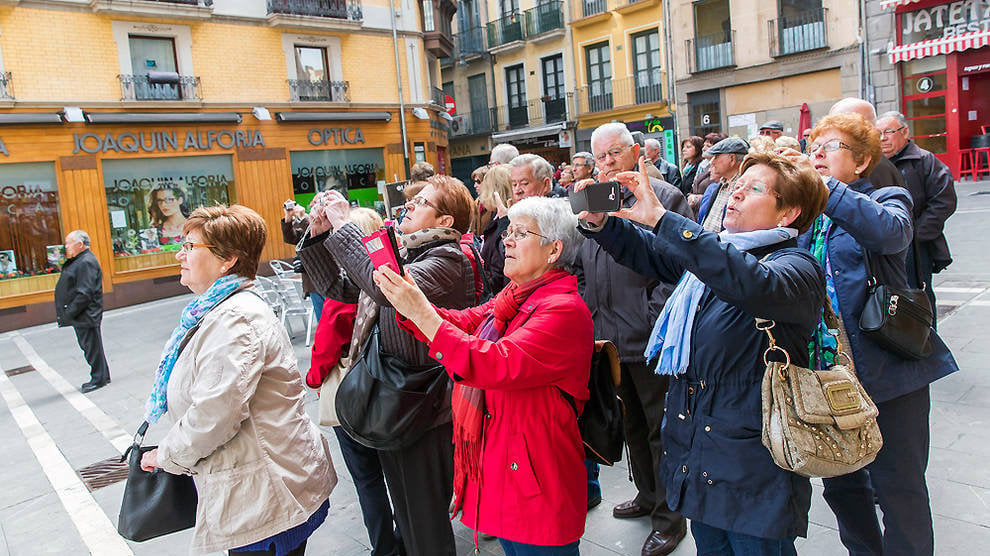 Turistas en la plaza del Ayuntamiento Imagen Blog Guia de Pamplona